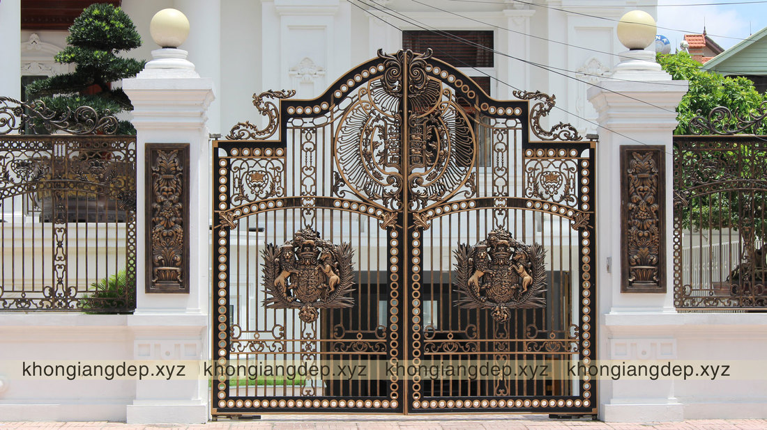 Mẫu cổng nhôm đúc phong cách châu âu của lâu đài trắng đăng trên tạp chí kiến trúc khonggiandep.xyz