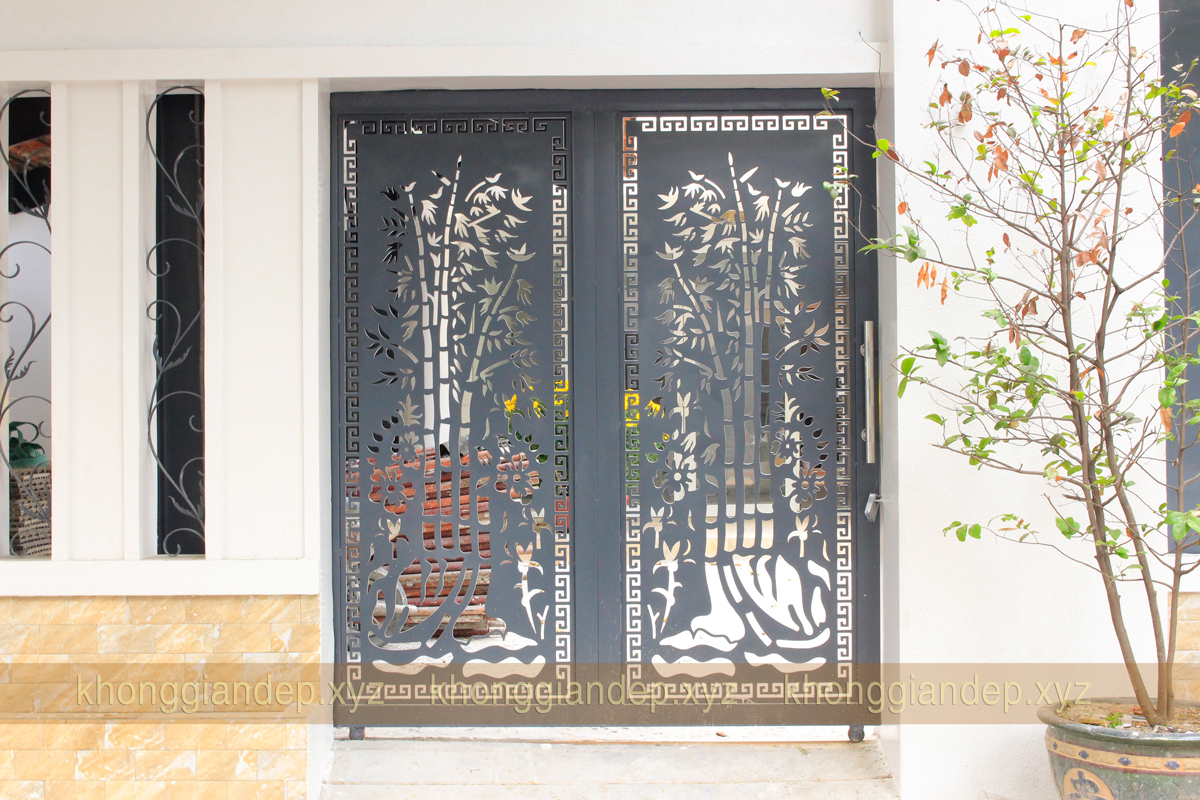 Mẫu cửa cổng sắt 2 cánh cho biệt thự đẹp theo phong cách truyền thống Việt Nam