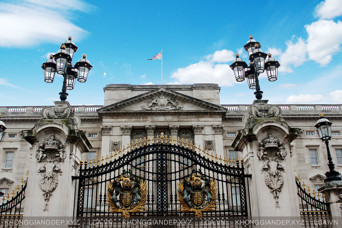 Mẫu thiết kế cổng cung điện Buckingham với tâm điểm là 2 bức phù điêu sư tử và ngựa thần