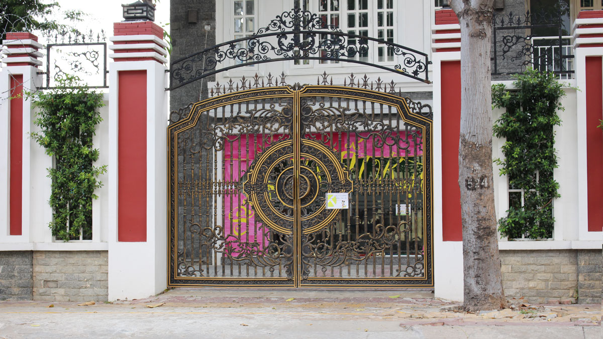 Cổng nhôm đúc ở một trường học quốc tế ở Thảo Điền