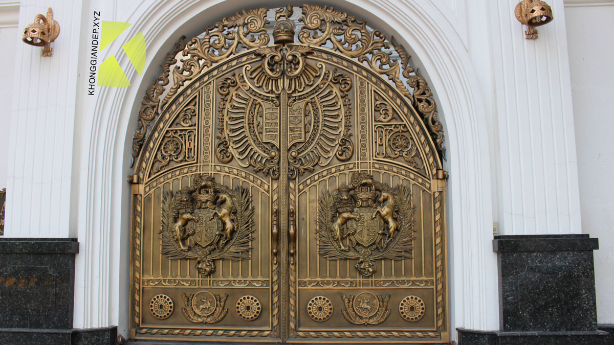Thiết kế cửa cổng nhôm đúc cho biệt thự với vòm kín