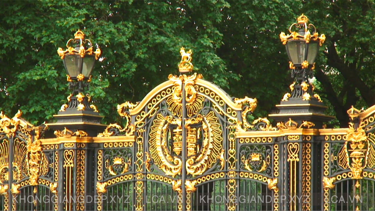 Mẫu thiết kế cổng cung điện Buckingham với tâm điểm là phù điêu và họa tiết ở đỉnh của kiến trúc cổng