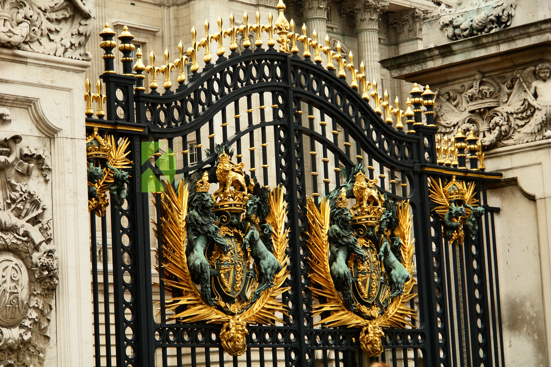 Ảnh chụp phù điêu sư tử và ngựa thần nơi cổng chính cung điện Buckingham biểu tượng của vương quốc Anh